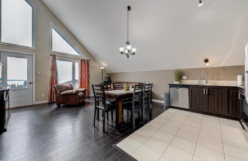Petite-Riviere-Saint-Francois Ski Chalet | Le Haut-Perche - Spa and River View