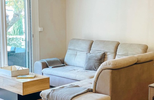 Carqueiranne Apartment | Le California apartment Carqueiranne harbour and beaches