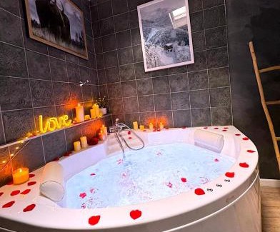 Saint-Maurice Apartment | Le chalet romantique, SPA, Écran cinéma, Lit king size, day use, 10 min centre