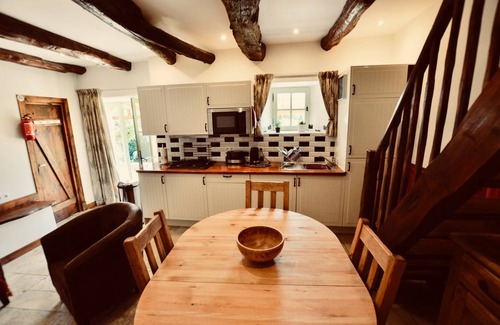 Riols Cottage | Le Chene - Cosy gite with panoramic mountain views, immersed in beautiful nature