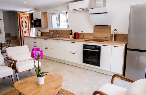 Breuillet House | Le Clos de la Grange air-conditioned renovated building near beaches