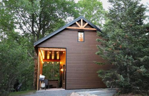 Shannon House | Le Colvert - Waterfront Cabin with Spa