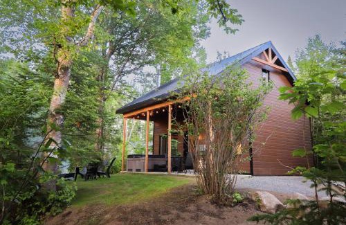 Shannon House | Le Colvert - Waterfront Cabin with Spa