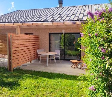 Savines-le-Lac Apartment | Le Cosy du Plongeoir - T2 neuf avec vue sur le lac de Serre Ponçon et grande terrasse avec jardin