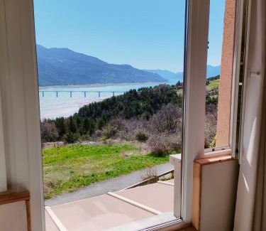 Savines-le-Lac Apartment | Le Cosy du Plongeoir - T2 neuf avec vue sur le lac de Serre Ponçon et grande terrasse avec jardin