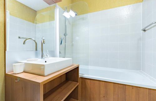 Azille Apartment | Le Cosy Vignes - Piscine partagée