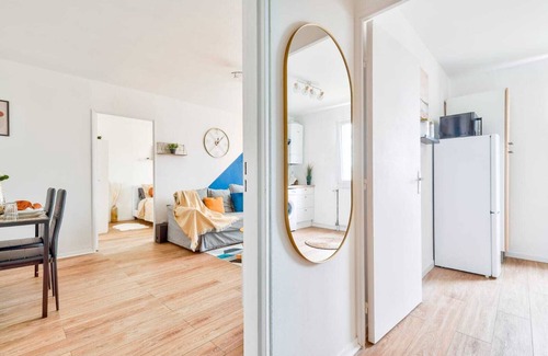 Les Aunettes Apartment | Le Cosy Yellow - Bright apartment 5 minutes from Evry station, free parking