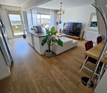 Juan-les-Pins Apartment | Le Duplex
