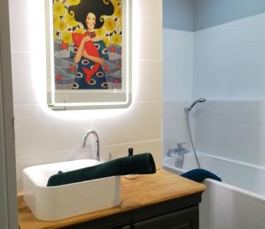 Saint-Amand-sur-Sevre House | le gîte du fou logement 8 pers 13mn puy du fou