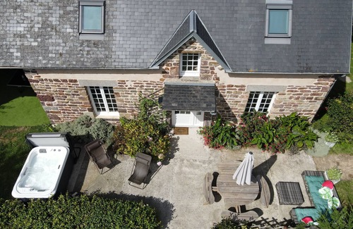 Hudimesnil Cottage | Le Giré cottage with private spa 10 minutes from the sea