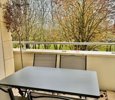 Bussy-Saint-Georges Apartment | Le Golfeur - DISNEY 15 min - PARIS 30 min - PARKING - Vue Golf - Lumineux & Moderne - Free WIFI