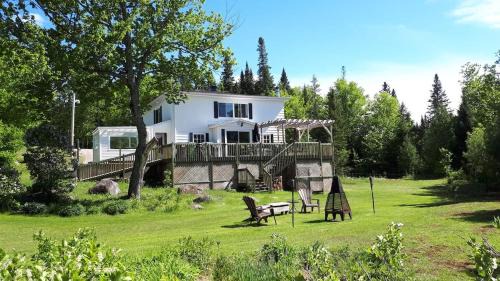 Shannon Ski Chalet | Le Grand Heron - Waterfront Cabin with Spa