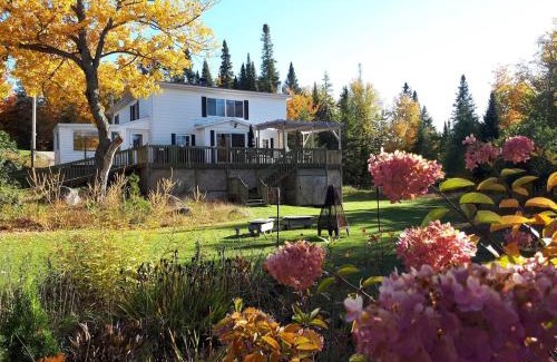 Shannon Ski Chalet | Le Grand Heron - Waterfront Cabin with Spa