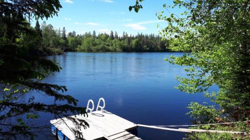 Shannon Ski Chalet | Le Grand Heron - Waterfront Cabin with Spa