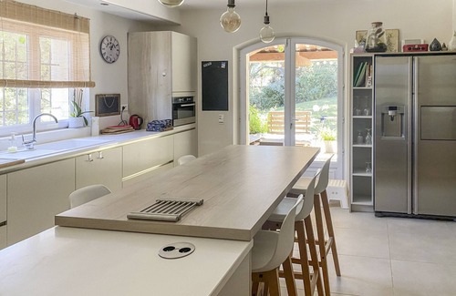 Eyragues House | Le Jardin des Chênes, family holiday home with private pool in Eyragues.