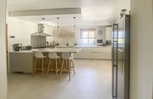 Eyragues House | Le Jardin des Chênes, family holiday home with private pool in Eyragues.