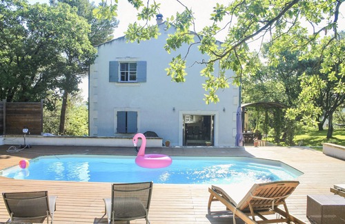 Eyragues House | Le Jardin des Chênes, family holiday home with private pool in Eyragues.