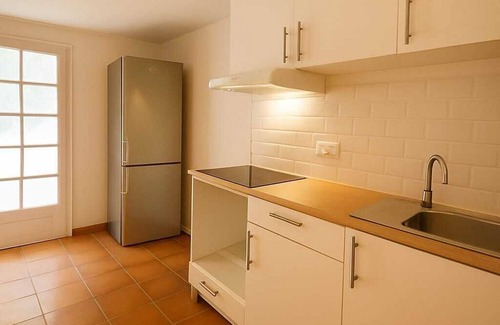 Raphele-les-Arles Apartment | Le jardinet d'Emma - Ground floor apartment with jacuzzi, parking, quiet location