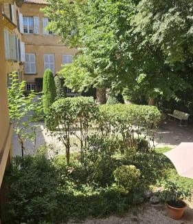 Aix-en-Provence Historic Centre Apartment | Le Jardinet de la Cathédrale