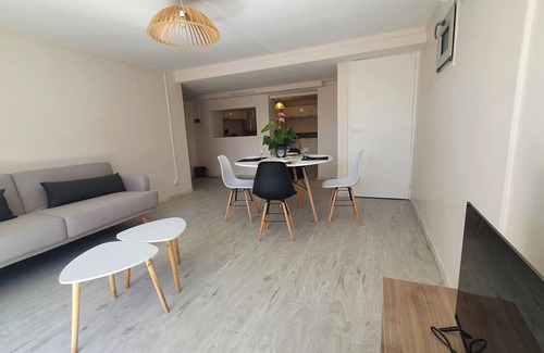 Vesseaux Apartment | Le Mûrier: air conditioning, parking, direct access to greenway