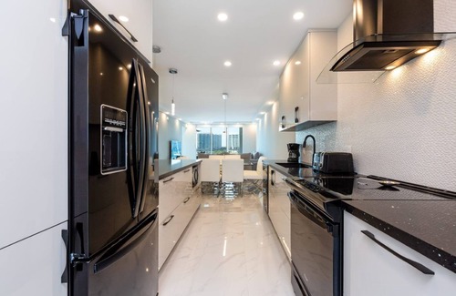 Sunny Isles Beach Apartment | Le Marina Bay 701 (STR-01254)