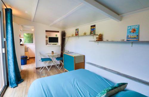 Gemenos Bed & Breakfast | Le Mas de Bertagne studio kitchenette terrasse piscine