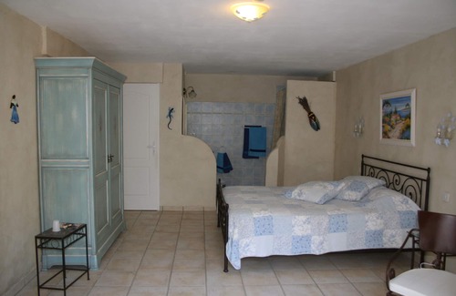 Trans-en-Provence Bed & Breakfast | Le Mas des Tarentes between vineyards and forests