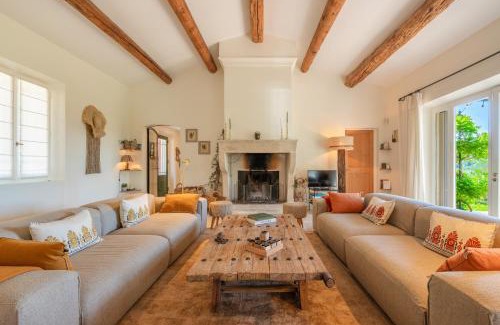 Eyragues Villa | Le Mas Elaïa, votre havre familial avec piscine privée
