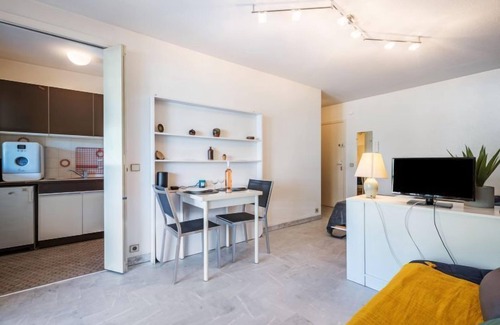 Riou - Petit Juas - Av de Grasse Apartment | Le Mercure by Interhome