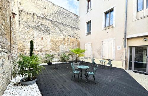 Tonnerre Apartment | Le Midtown - By BEST KEYS - Idéal Pro & Couple - Grande Terrasse & Lumineux - Centre-Ville - Smart TV Netflix & WiFi Fibre - Check-in Autonome - Parking Facile - Calme & Confort Premium
