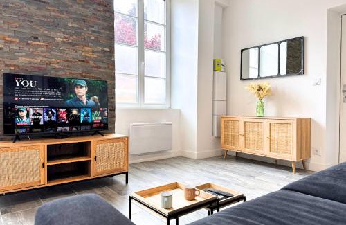 Tonnerre Apartment | Le Midtown - By BEST KEYS - Idéal Pro & Couple - Grande Terrasse & Lumineux - Centre-Ville - Smart TV Netflix & WiFi Fibre - Check-in Autonome - Parking Facile - Calme & Confort Premium