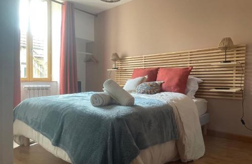 Nevers Apartment | "Le Noeud vert" Appartement sur le thème de Nevers, 65 m2 en coeur de ville avec parking, accès inclus à salle de sport de 2000m2, Sauna & Hammam, by PRIMO C0NCIERGERIE