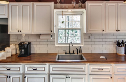 Black Mountain Cottage | 'Le-Petit Chalet' w/Fire Pit ~ 15 Mi to Asheville