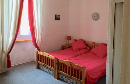 Cuxac-Cabardes Apartment | Le Petit Chateau with communal swimming pool