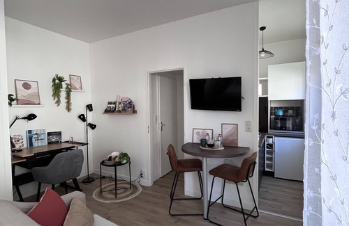 Old Town Apartment | "Le petit Foch" Studio Chic Parking INCLUSIVE, Place de l'Hôtel de ville.