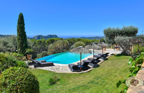 Le Beausset Villa | "Le petit paradis", charming property in the heart of an olive grove