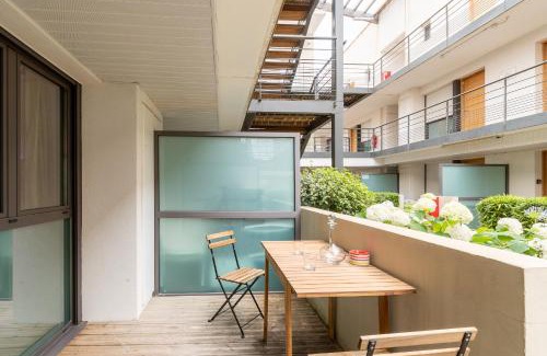 Eguilles Apartment | Le petit patio fleuri