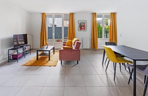 Pilotiere Apartment | Le Petit Patio - Rénové, paisible et proche centre