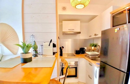 Centre-Ville Apartment | Le Petit St Pierre, Close to the beach