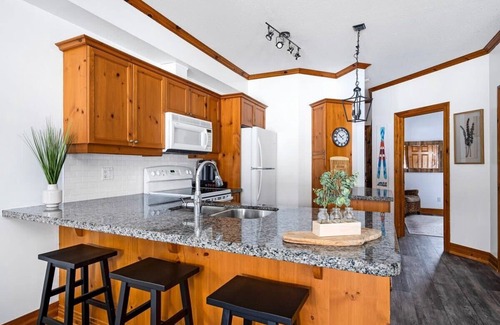 The Blue Mountains Condo | Le Petite Chalet - Outdoor Pool/Shuttle to Blue