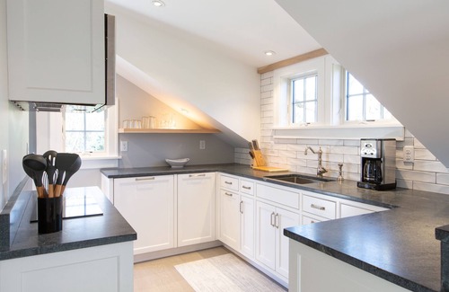 Tom Nevers Cottage | Le Petite- Newly renovated/Modern