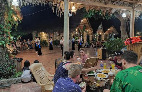 Lac Son Hotel | Le Pont Mu Waterfall Homestay