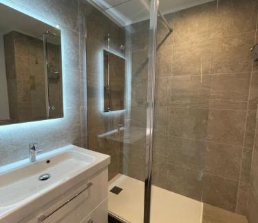 Toulon - Hyeres Apartment | Le Port Plage Studio tout confort Terrasse Clim