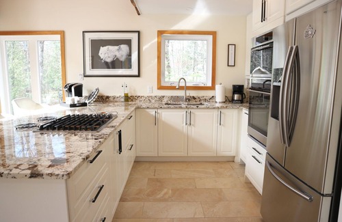 Les Collines-de-l'Outaouais Regional County Municipality Ski Chalet | Le Stonybreck: Modern Wakefield/Edelweiss Chalet Getaway