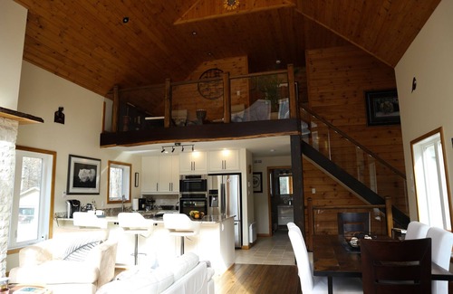 Les Collines-de-l'Outaouais Regional County Municipality Ski Chalet | Le Stonybreck: Modern Wakefield/Edelweiss Chalet Getaway