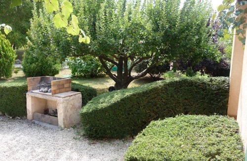 Moustiers-Sainte-Marie Condo | LE THYM house 500 meters from the village with private parking.