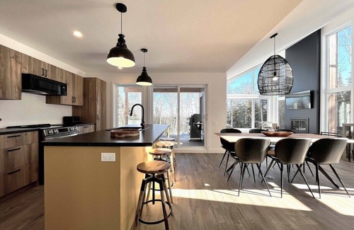 Baie-St-Paul Ski Chalet | Le Verseau 148 Horizon Views, Hike, Spa and Relax