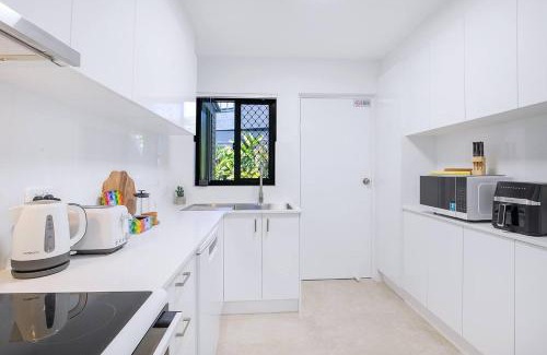 Red Hill Apartment | Leafy Corner - Simple Stay near Brisbane River and CBD