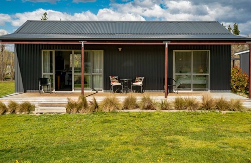 Alexandra House | LEANING ROCK COTTAGE AT WILD IRISHMAN WINE ESTATE - ALEXANDRA HOLIDAY HOME in Alexandra