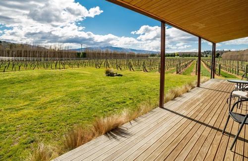 Alexandra House | LEANING ROCK COTTAGE AT WILD IRISHMAN WINE ESTATE - ALEXANDRA HOLIDAY HOME in Alexandra
